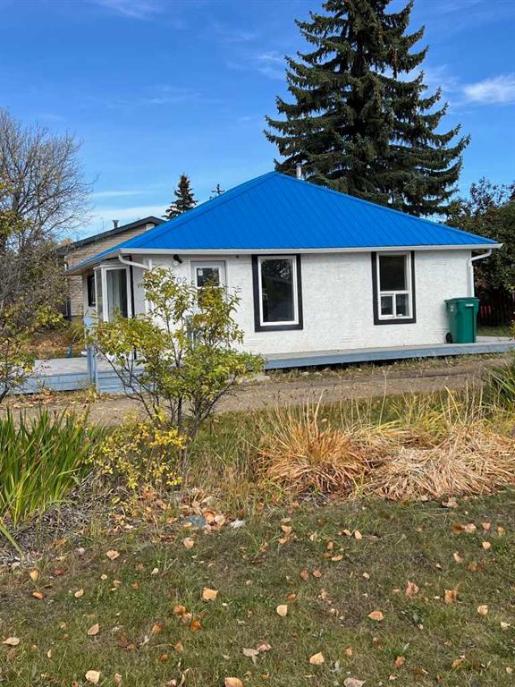 Picture of 702 6th Avenue , Beaverlodge Real Estate Listing