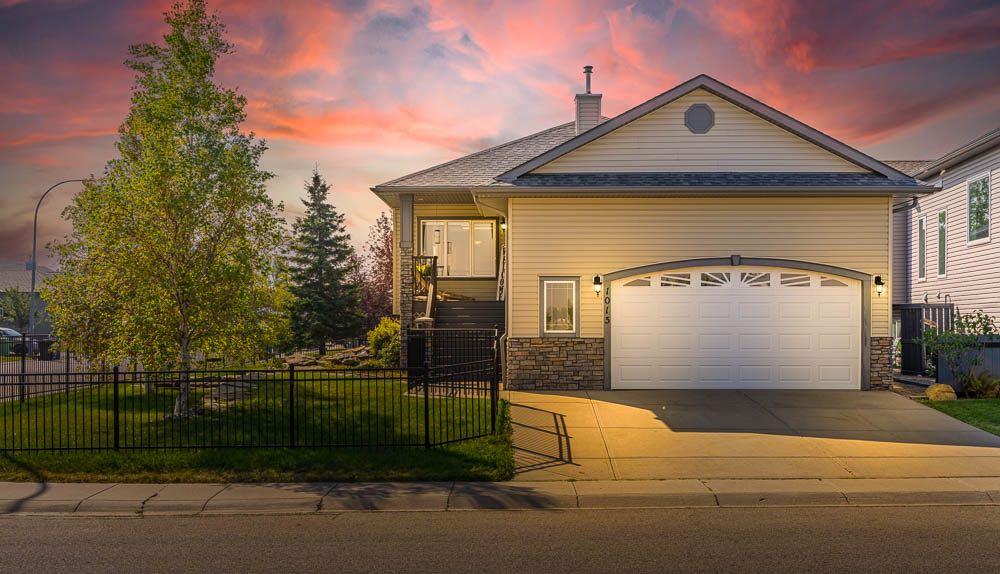 Picture of 1015 Carriage Lane Drive , Carstairs Real Estate Listing