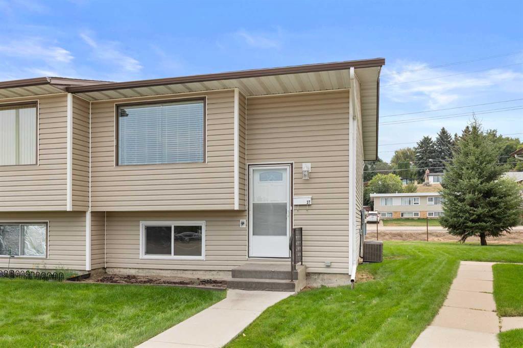 Picture of 37 Link Court SW, Medicine Hat Real Estate Listing
