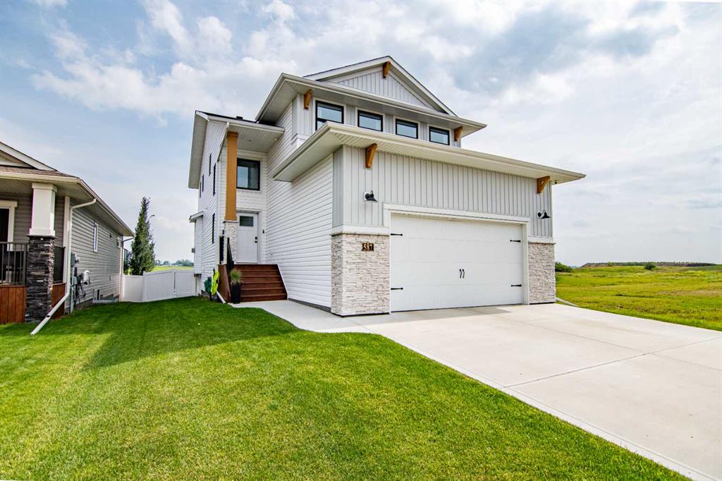 Picture of 587 Robinson Avenue , Penhold Real Estate Listing