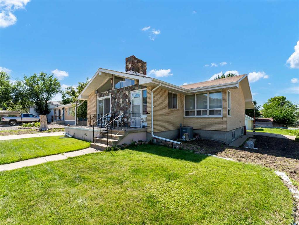 Picture of 1702 15 Avenue SE, Medicine Hat Real Estate Listing