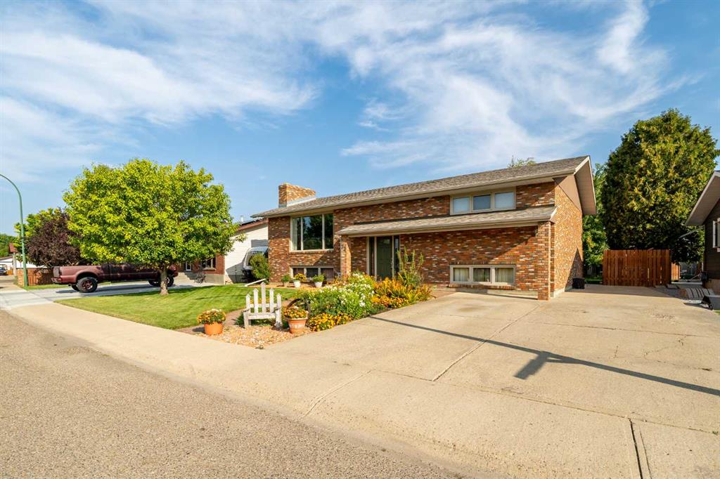 Picture of 72 Rossmere Way SE, Medicine Hat Real Estate Listing