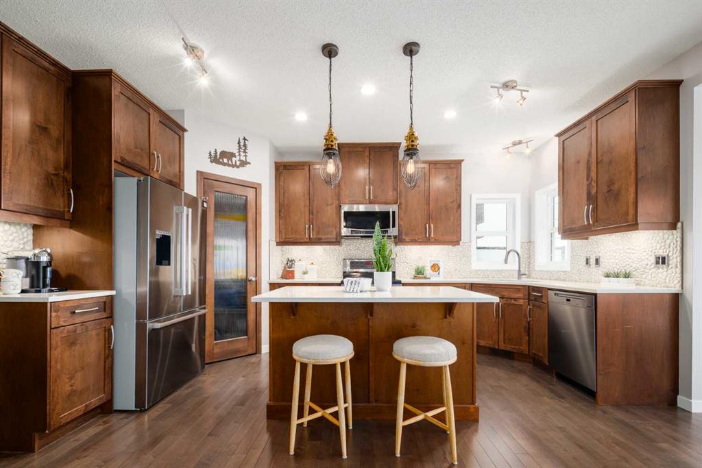 Picture of 133 Cougar Ridge Close SW, Calgary Real Estate Listing