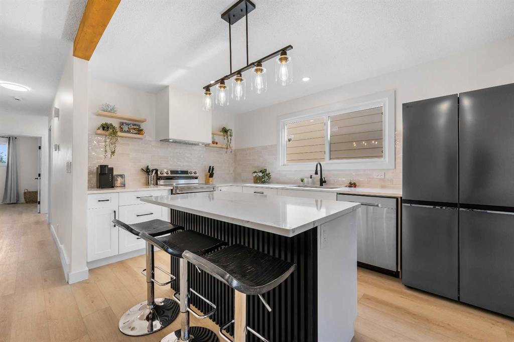 Picture of 966 Berkley Drive NW, Calgary Real Estate Listing