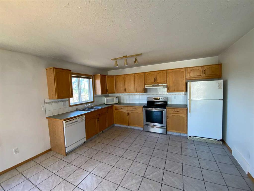Picture of 1A, 104 Upland Trail W, Brooks Real Estate Listing
