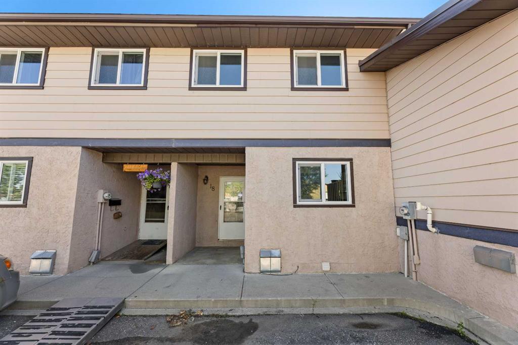 Picture of 18, 1706 22 Avenue , Didsbury Real Estate Listing