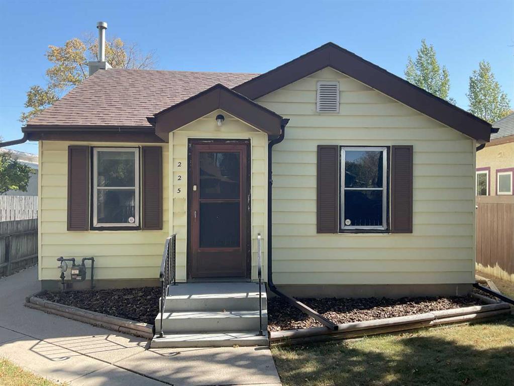 Picture of 225 15 Street N, Lethbridge Real Estate Listing