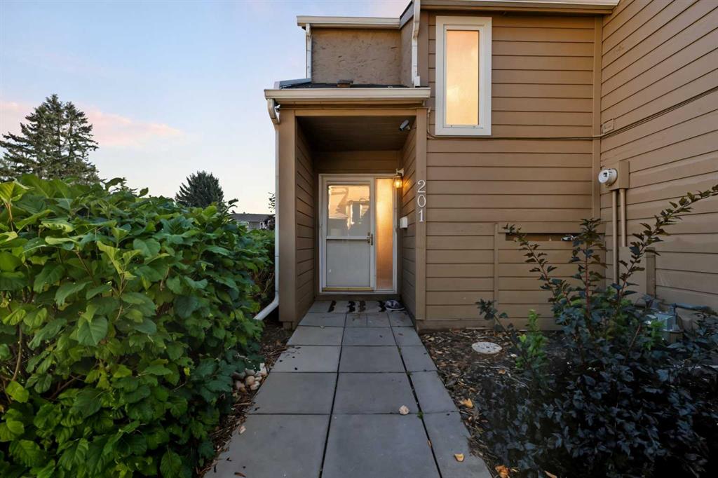 Picture of 201, 829 Coach Bluff Crescent SW, Calgary Real Estate Listing
