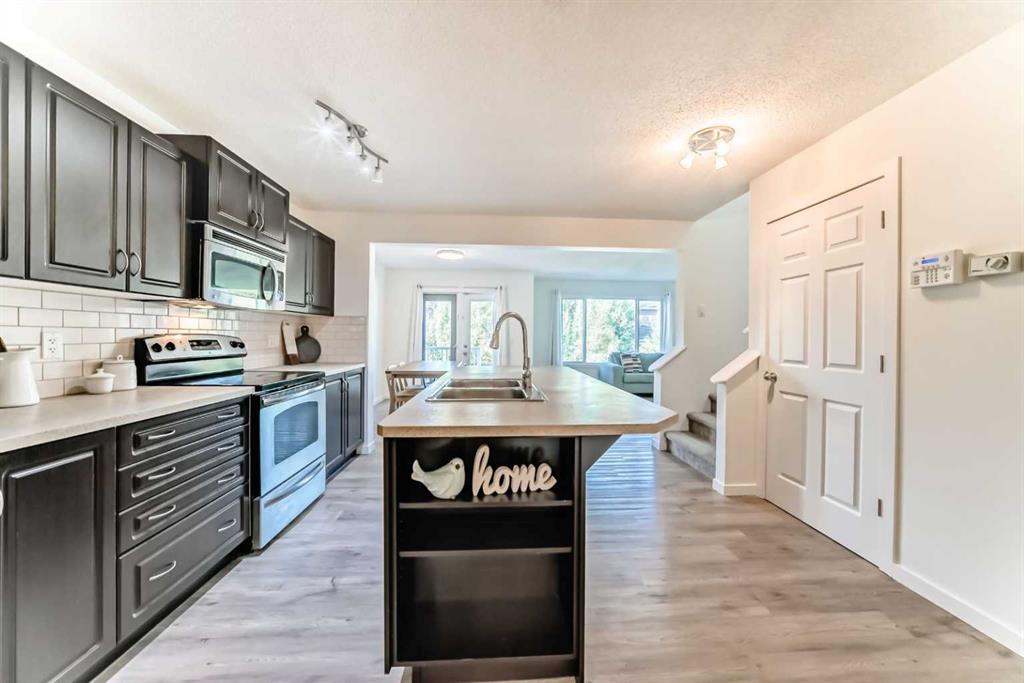 Picture of 790 River Heights Crescent , Cochrane Real Estate Listing