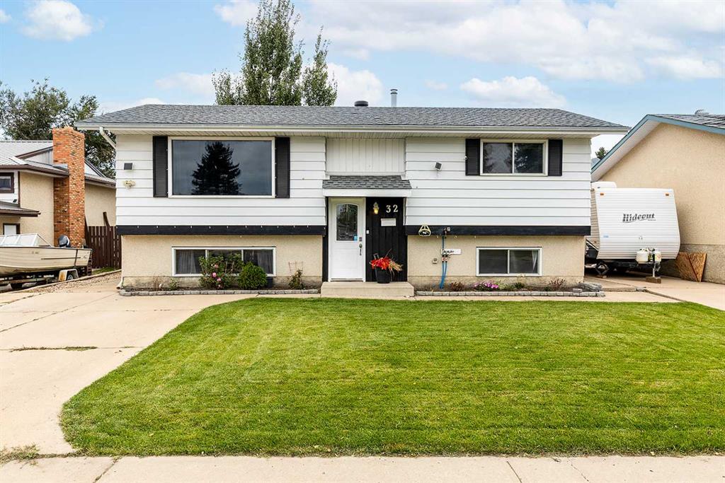 Picture of 32 Cocks Way SE, Medicine Hat Real Estate Listing