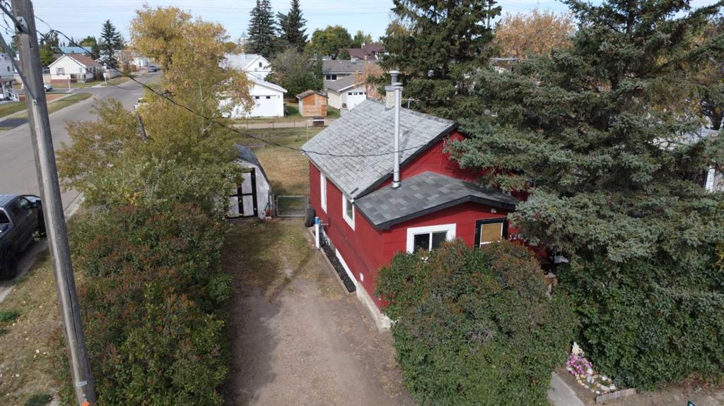 Picture of 320 Railway Avenue W, Hanna Real Estate Listing