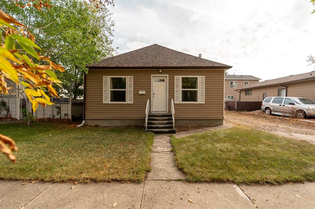 Picture of 717 12B Street N, Lethbridge Real Estate Listing