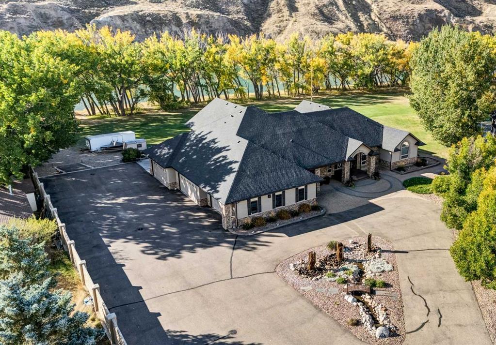 Picture of 29 Sunvalley Court SW, Redcliff Real Estate Listing