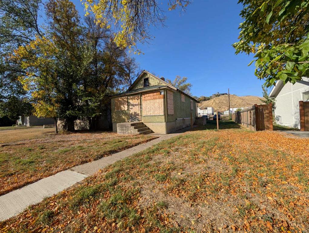 Picture of 620 Spencer Street SE, Medicine Hat Real Estate Listing