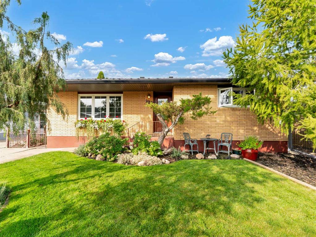Picture of 922 Bassett Crescent NW, Medicine Hat Real Estate Listing