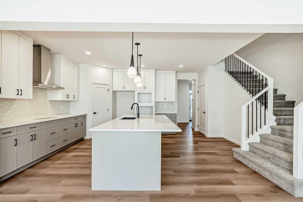 Picture of 33 Royston Grove NW, Calgary Real Estate Listing