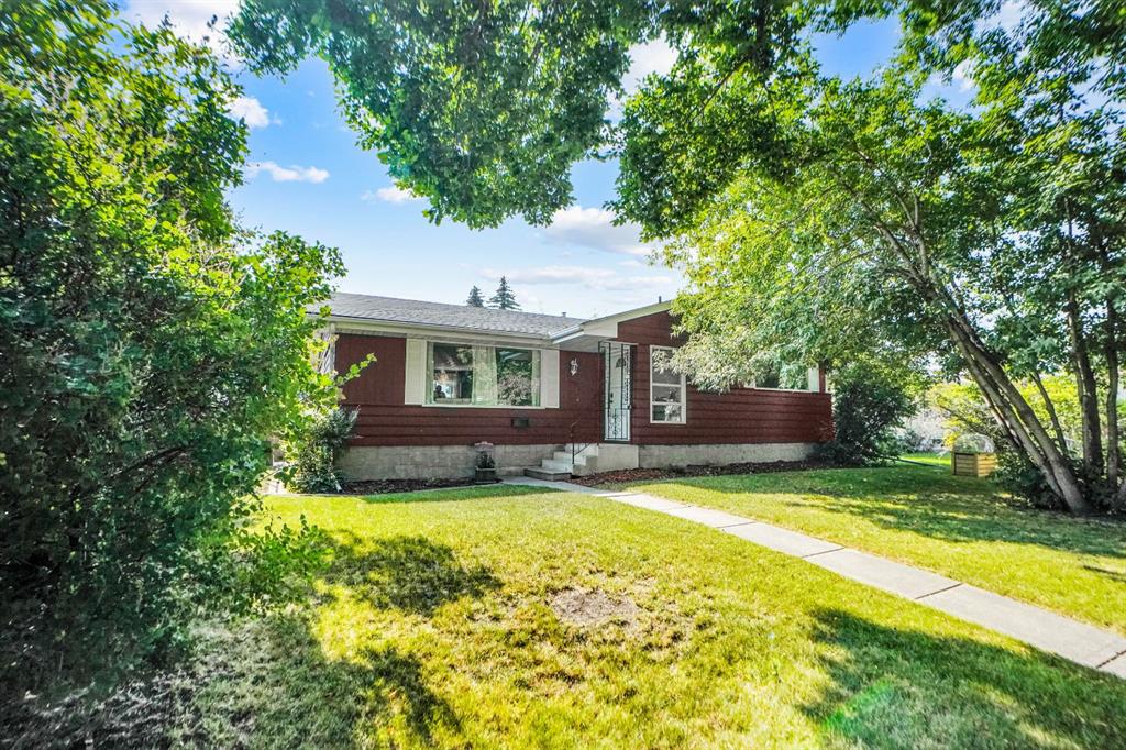 Picture of 1447 Northmount Drive NW, Calgary Real Estate Listing