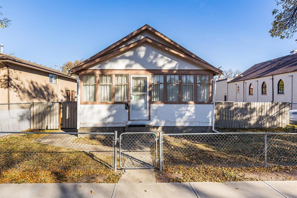 Picture of 738 8 Street SE, Medicine Hat Real Estate Listing