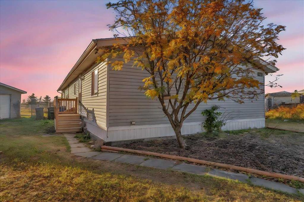 Picture of 172 Meadowlark Lane , Carstairs Real Estate Listing