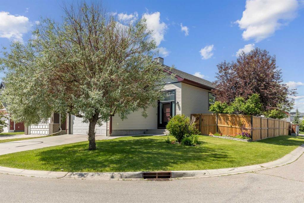 Picture of 4 Martha\'s Meadow Place NE, Calgary Real Estate Listing