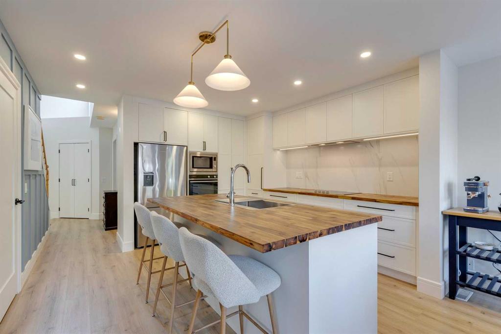 Picture of 254 Scenic View Close NW, Calgary Real Estate Listing