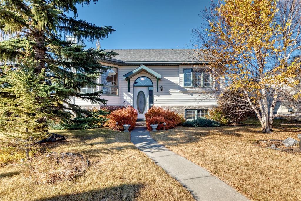 Picture of 152 Quigley Drive , Cochrane Real Estate Listing