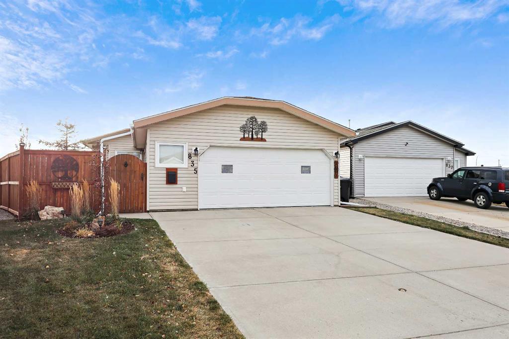 Picture of 835 Beckner Crescent , Carstairs Real Estate Listing