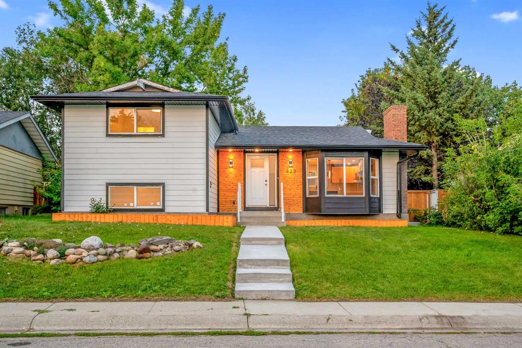 Picture of 423 Queensland Circle SE, Calgary Real Estate Listing