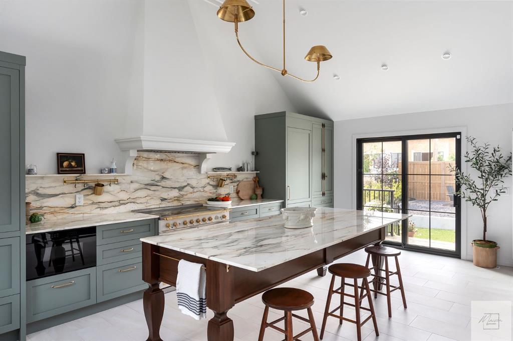 Picture of 1011 Lake Wapta Way SE, Calgary Real Estate Listing