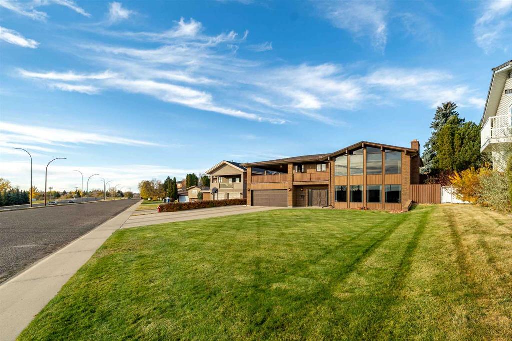 Picture of 1284 Parkview Drive NE, Medicine Hat Real Estate Listing
