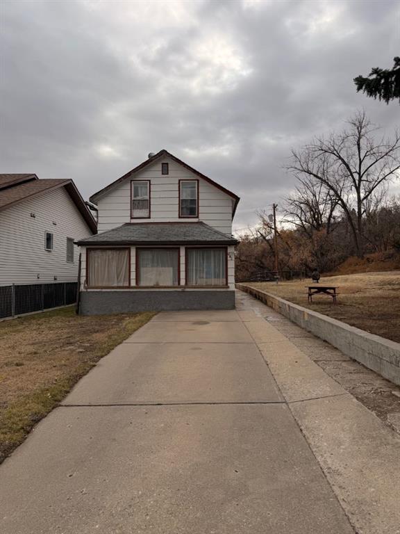 Picture of 641 7 Street SE, Medicine Hat Real Estate Listing