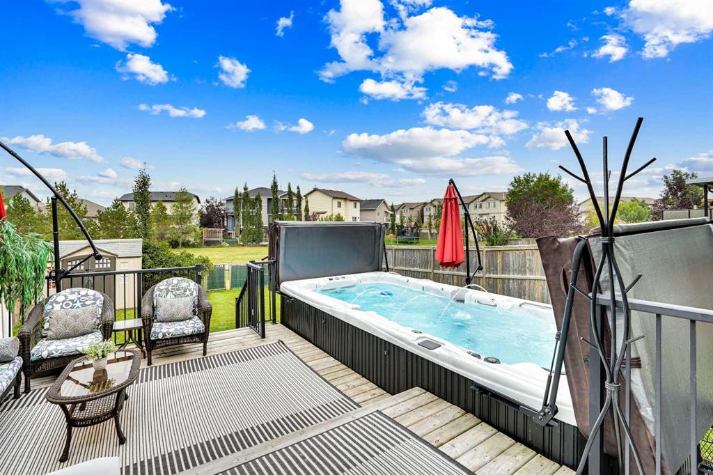 Picture of 142 Luxstone View SW, Airdrie Real Estate Listing