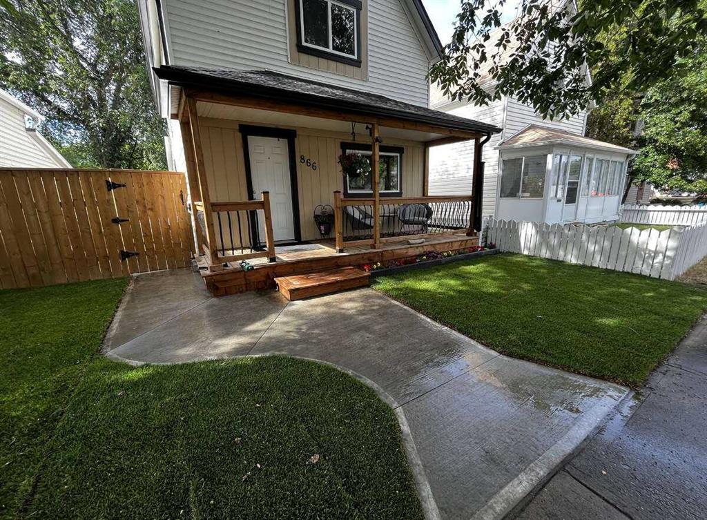 Picture of 866 Balmoral Street SE, Medicine Hat Real Estate Listing
