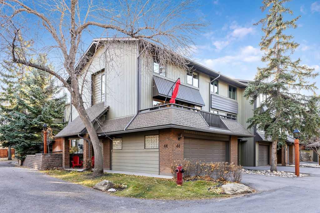 Picture of 44, 10030 Oakmoor Way SW, Calgary Real Estate Listing