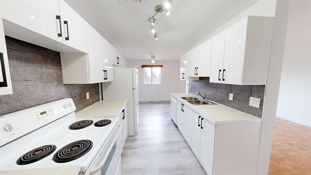 Picture of 40, 5 Acadia Road W, Lethbridge Real Estate Listing