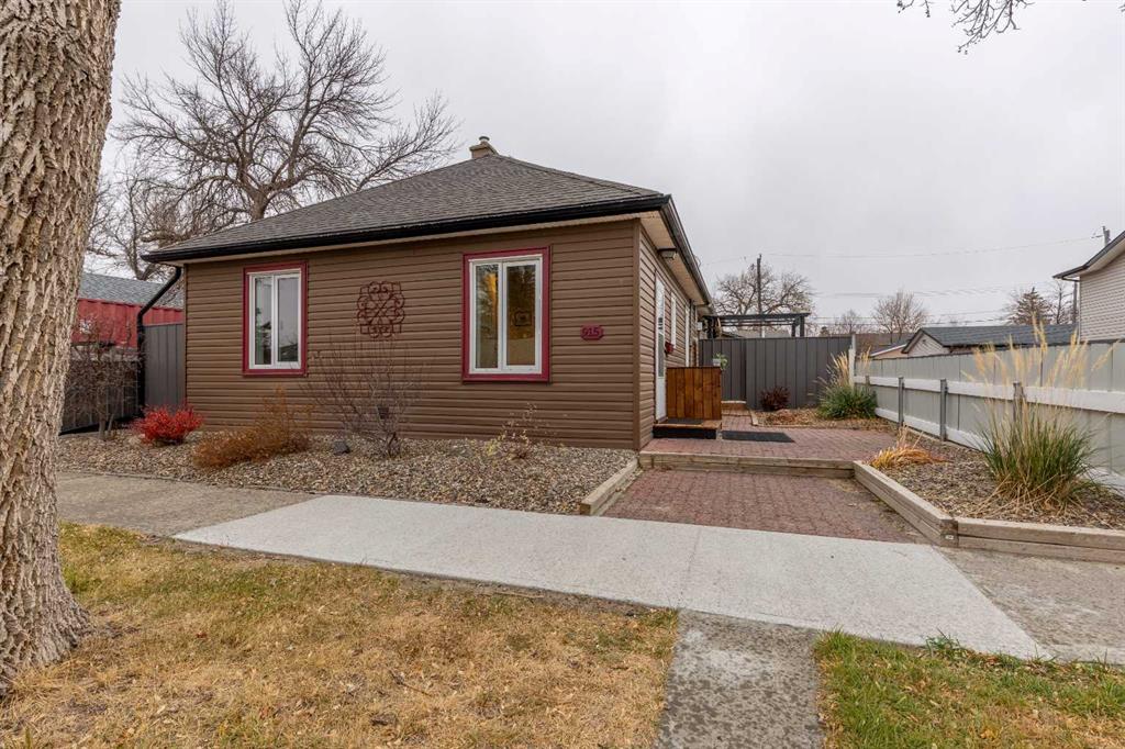 Picture of 915 7 Street N, Lethbridge Real Estate Listing