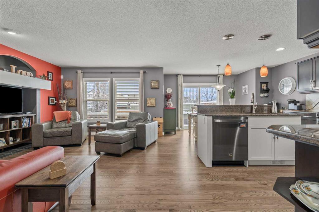 Picture of 715 Copperpond Circle SE, Calgary Real Estate Listing