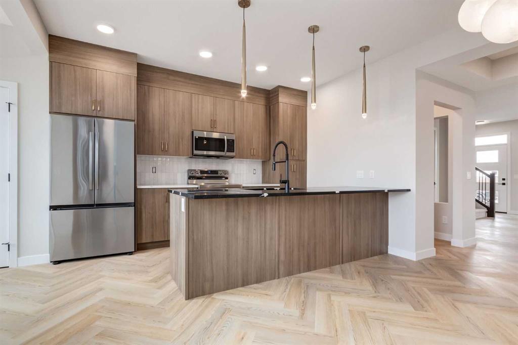 Picture of 124 Heartwood Lane SE, Calgary Real Estate Listing