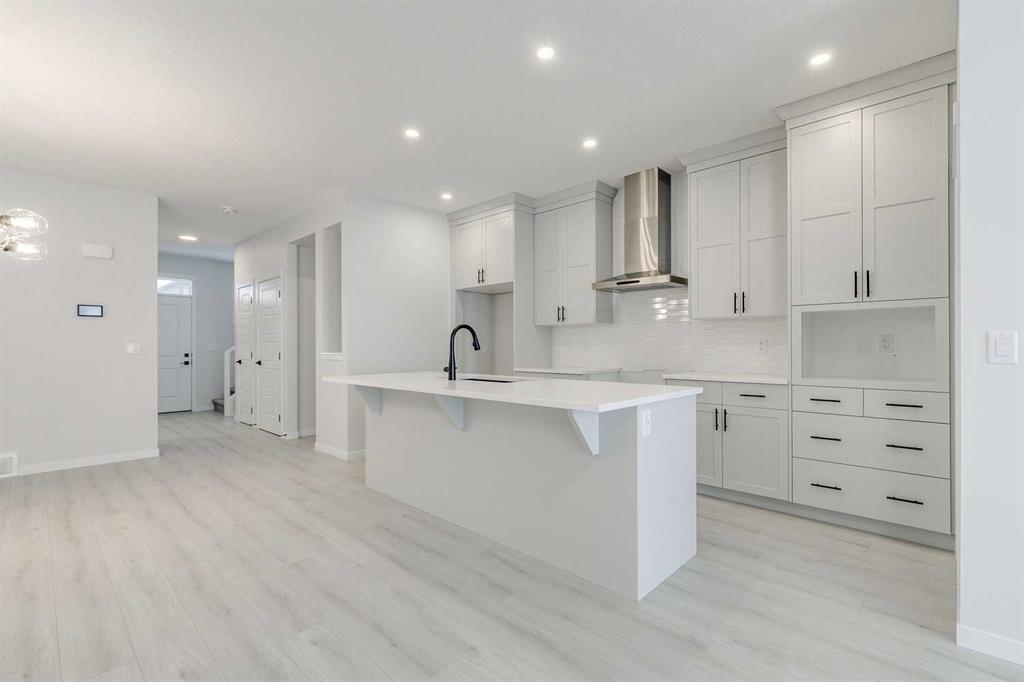 Picture of 186 Creekside Manor SW, Calgary Real Estate Listing