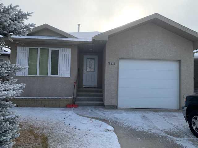 Picture of 749 Blackfoot Terrace W, Lethbridge Real Estate Listing