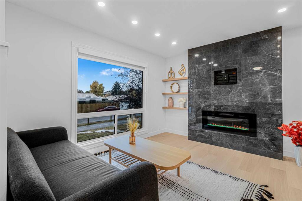 Picture of 2, 112 Erin Grove Close SE, Calgary Real Estate Listing