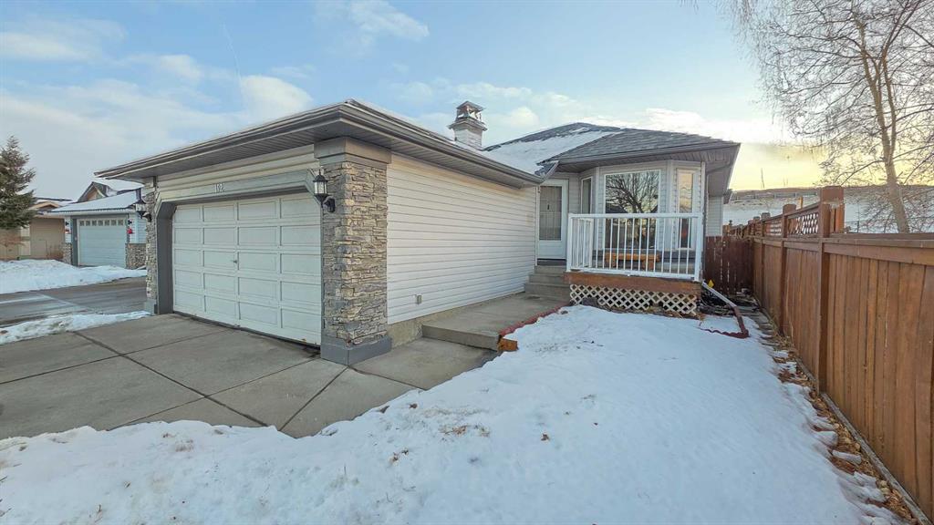 Picture of 152 Valley Meadow Close NW, Calgary Real Estate Listing