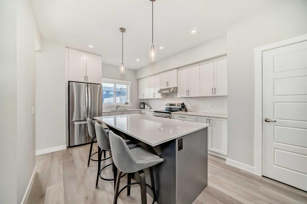 Picture of 934 Cobblemore Common SW, Airdrie Real Estate Listing