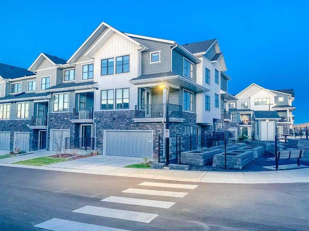 Picture of 917 Crestridge Common SW, Calgary Real Estate Listing