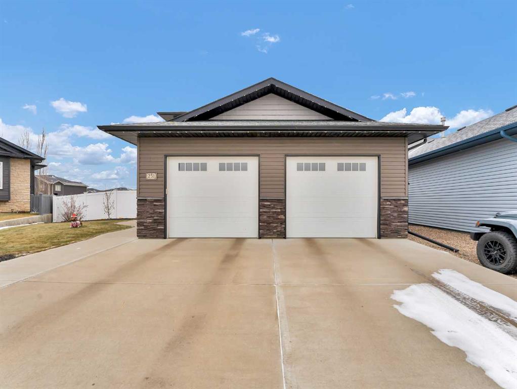 Picture of 251 Somerside Way SE, Medicine Hat Real Estate Listing