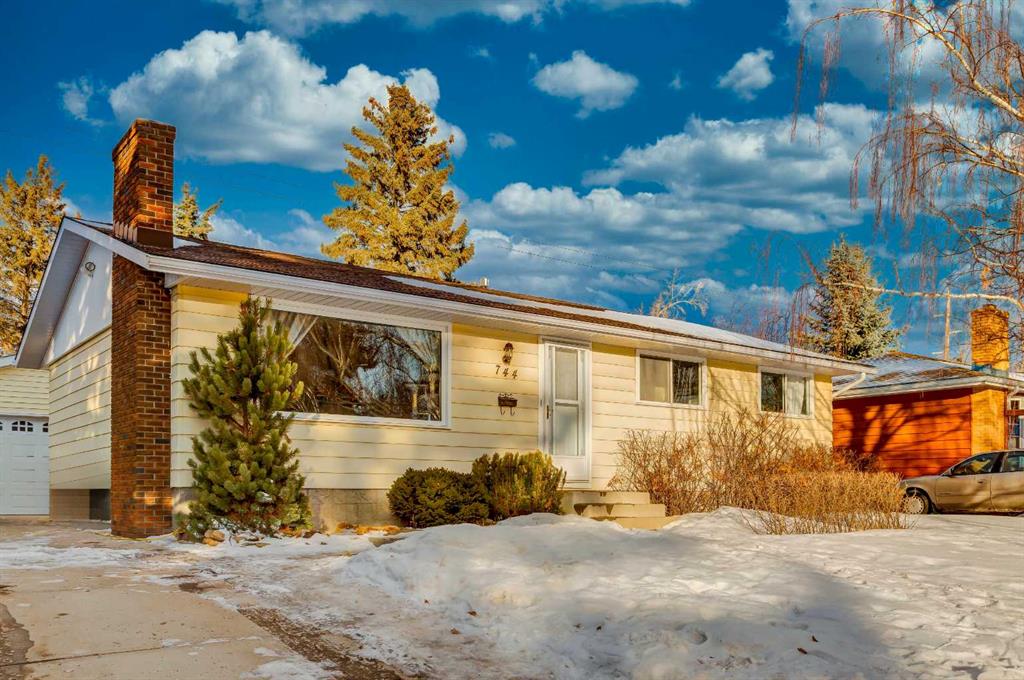 Picture of 744 Hunterston Crescent NW, Calgary Real Estate Listing