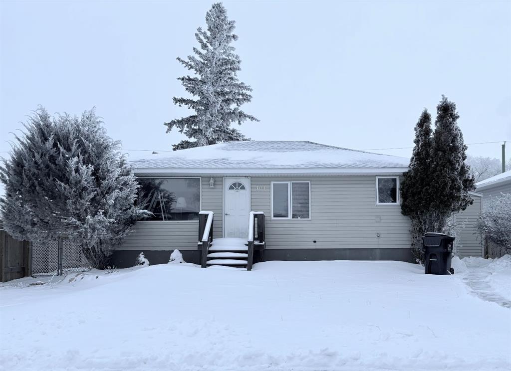 Picture of 404 2 Avenue E, Oyen Real Estate Listing