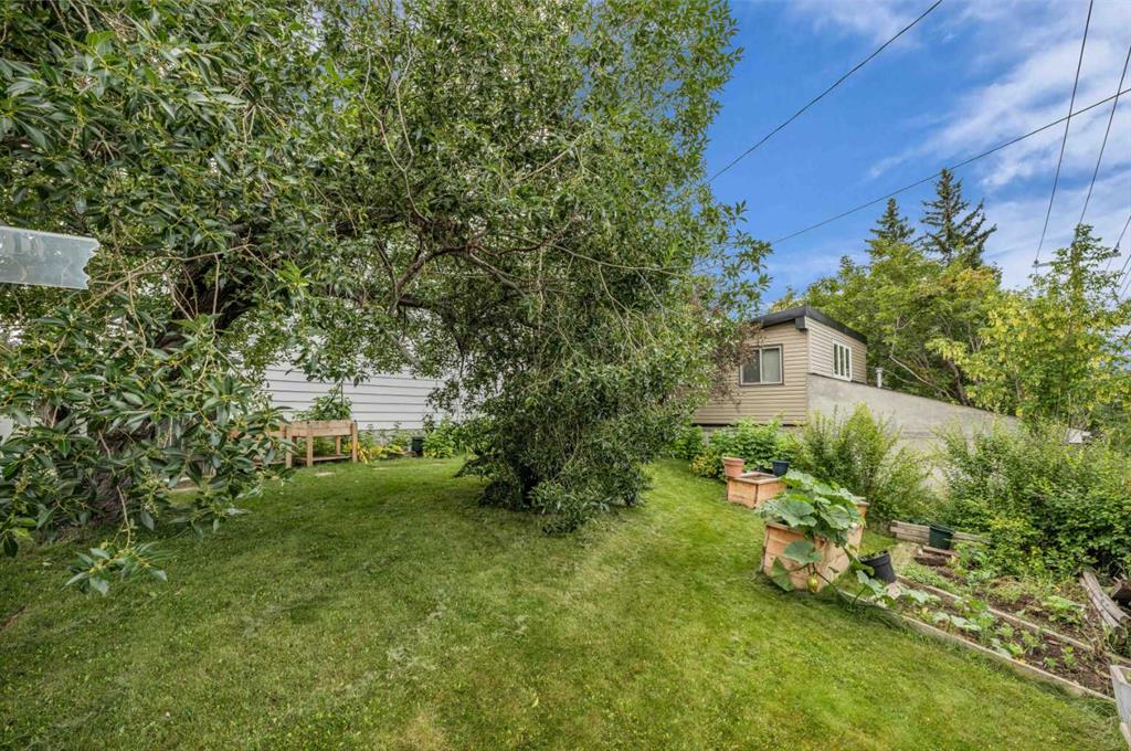 Picture of 403 Queen Alexandra Way SE, Calgary Real Estate Listing