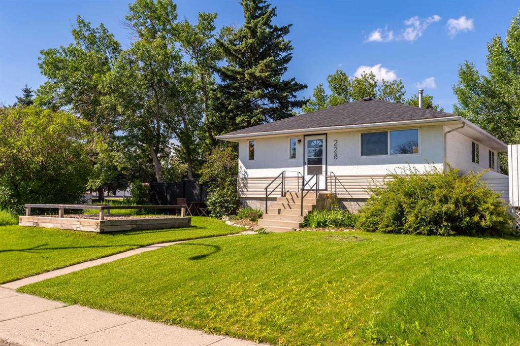 Picture of 228 Lynnwood Drive SE, Calgary Real Estate Listing