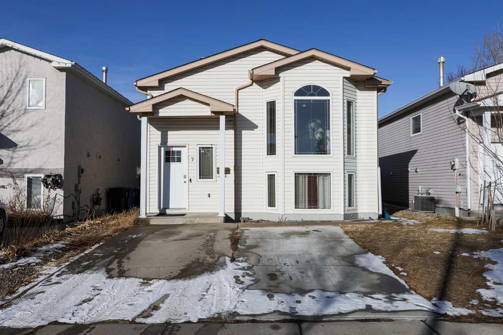 Picture of 7 St James Bay N, Lethbridge Real Estate Listing